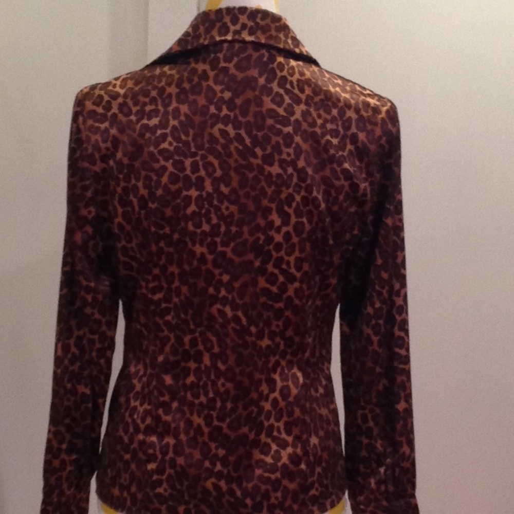 Ladies leopard button down 👚 - Picture 3 of 4